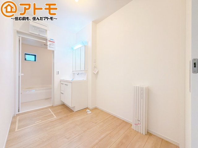 【独立洗面台】 | 清水区西久保3期　新築戸建　全1棟 | 三面鏡の中は収納になっているため、スッキリとした洗面台を保つことができます♪