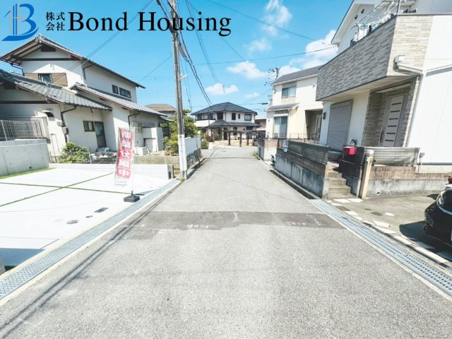 LDKは広々とした約18.7帖・WICあり　本多聞6丁目　全2棟　B号棟の前面道路含む現地写真