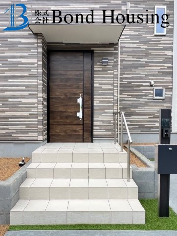 LDKは広々とした約18.7帖・WICあり　本多聞6丁目　全2棟　B号棟の玄関