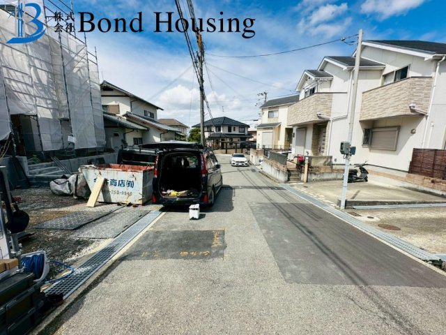 LDKは広々とした約18.7帖・WICあり　本多聞6丁目　全2棟　B号棟の前面道路含む現地写真