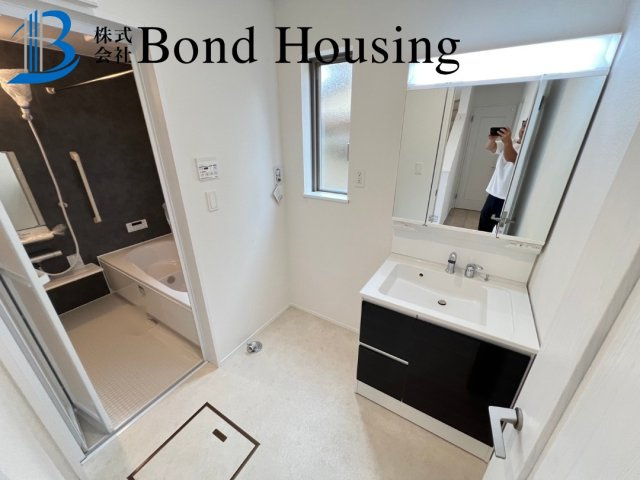 大通りから少し離れた閑静な住宅街　本多聞6丁目　全2棟　A号棟の洗面所