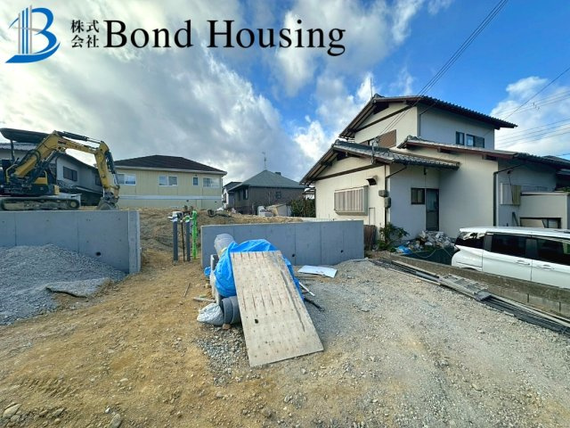 大通りから少し離れた閑静な住宅街　本多聞6丁目　全2棟　A号棟の前面道路含む現地写真