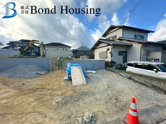 大通りから少し離れた閑静な住宅街　本多聞6丁目　全2棟　A号棟の駐車場