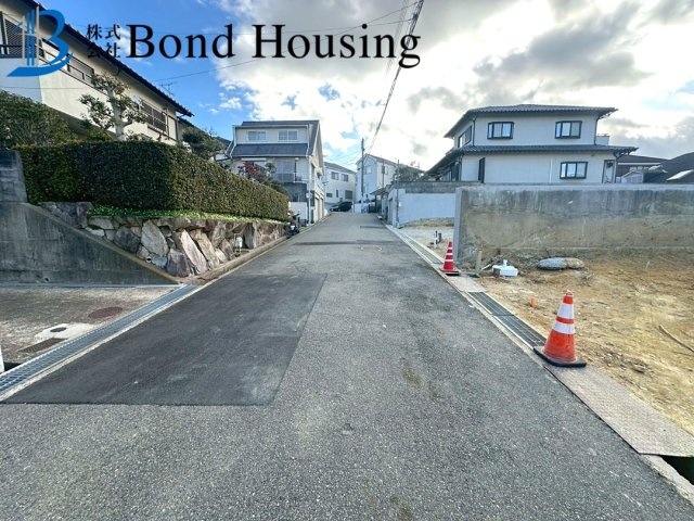 大通りから少し離れた閑静な住宅街　本多聞6丁目　全2棟　A号棟の前面道路含む現地写真