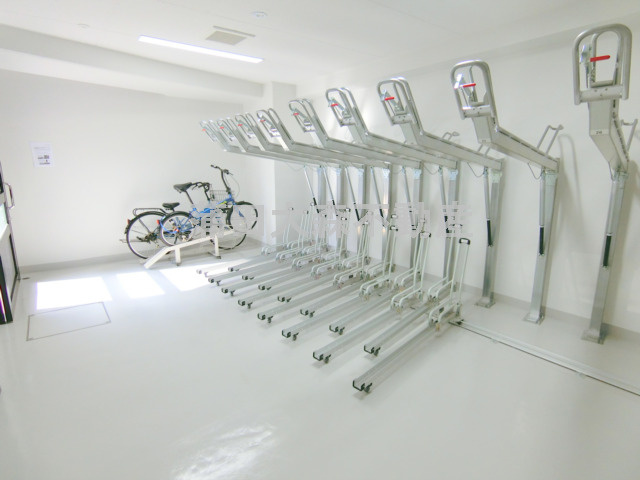 プレール・ドゥーク大森町のその他共用部分|屋根付ラック式の駐輪場