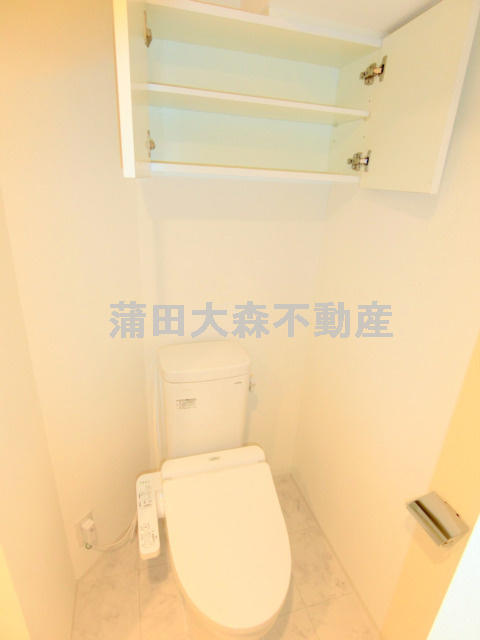 プレール・ドゥーク大森町のトイレ|棚収納と温水暖房便座付きのトイレ