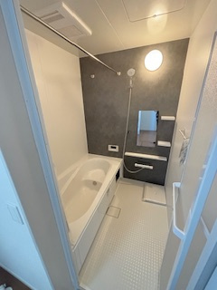 【浴室】 | 東広島市西条町下三永（東広島駅）NO3【51坪】 | ゆったりした浴槽は、足を伸ばしてゆったり湯船につかることができます。