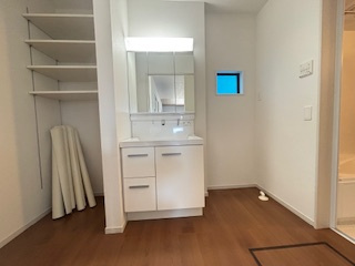 【独立洗面台】 | 東広島市西条町下三永（東広島駅）NO3【51坪】 | 三面鏡付きの洗面台は、メイクもドライヤーも余裕のスペースです。