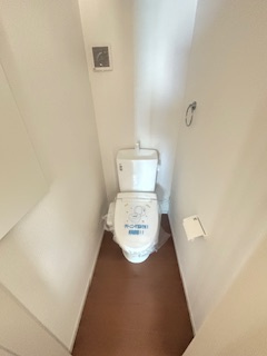 【トイレ】 | 東広島市西条町下三永（東広島駅）NO3【51坪】 | シンプルなデザインはお掃除やしやすく衛生的。温水洗浄便座付き　トイレ×２