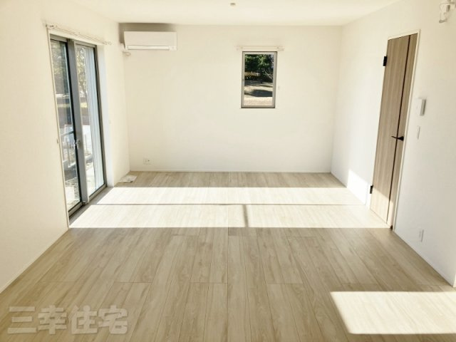 碧南市入船町の居間・リビング|家具の設置に困らない、使い勝手のいいリビング