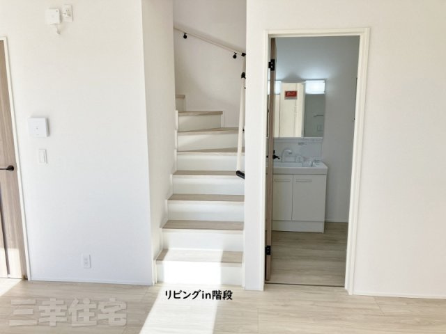 碧南市入船町の設備|リビングを通って階段に行く、お顔を見て「おかえり」を伝えられる間取りです