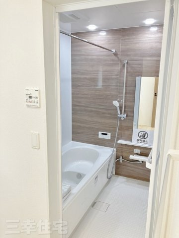 碧南市入船町の浴室|浴室には浴室暖房乾燥機が完備されています。雨の日のお洗濯も安心です