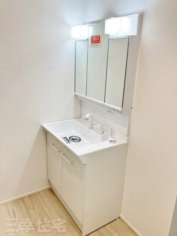 碧南市入船町の洗面所|嬉しい３面鏡ついつい長居してしまいそう。もちろんシャワー水栓です♪