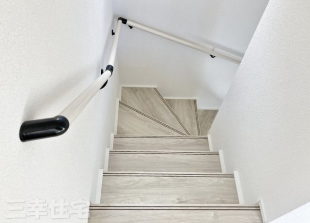 碧南市入船町の設備|安心、安全　手すりのある階段