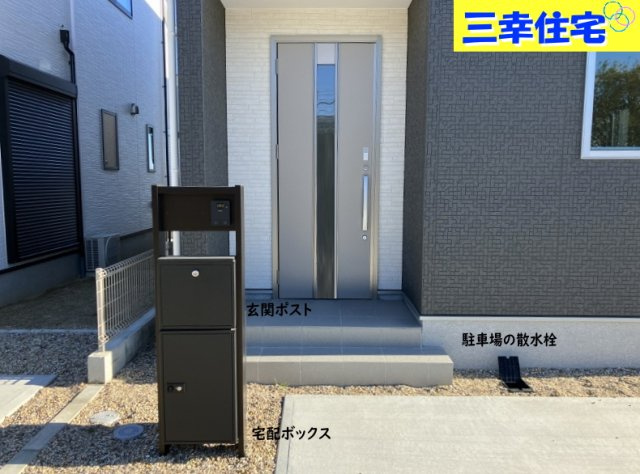 碧南市入船町の玄関|玄関の鍵はスマートキー、宅配ボックス、シャッターもあって防犯対策も安心です