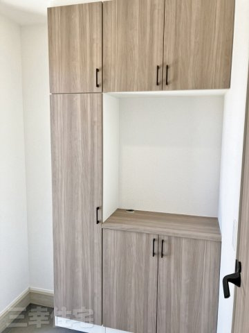 碧南市入船町の収納|玄関の収納は、可動棚だからブーツも簡単に収納できます