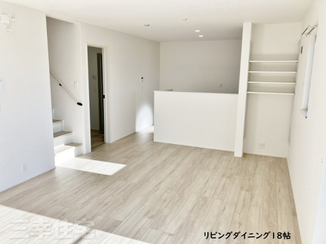 碧南市入船町の居間・リビング|白を基調とした明るいリビングダイニング18帖