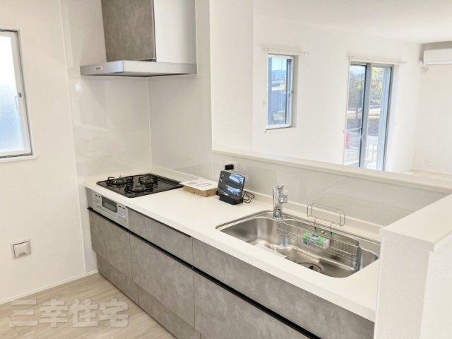 碧南市入船町のキッチン|家族の距離が縮まる対面式システムキッチン。キッチンを中心に笑顔と会話がはずむ開放的なスタイルです♪