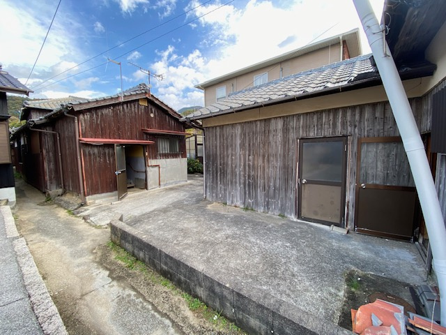 【その他】 | 周防大島・外入 | 写真手前は倉庫です