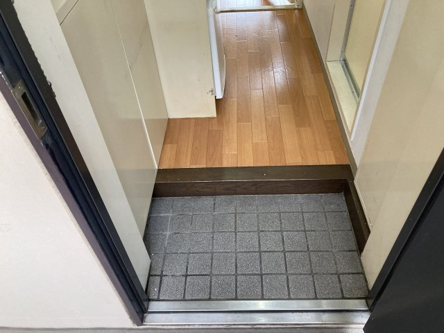 レオパレスRX生麦の玄関