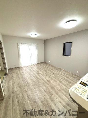 余戸東2丁目の新築のおうち1号棟　新築建売住宅　松山市余戸東２丁目新築戸建の居間・リビング|こちらのリビングで趣味の時間をお楽しみください