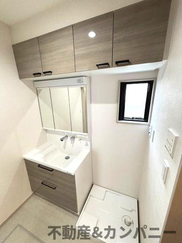 余戸東2丁目の新築のおうち1号棟　新築建売住宅　松山市余戸東２丁目新築戸建の独立洗面台|独立洗面台、小物を置くことができて便利です
