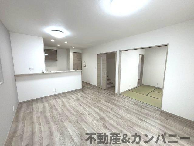 余戸東2丁目の新築のおうち1号棟　新築建売住宅　松山市余戸東２丁目新築戸建の居間・リビング|おしゃれなリビングです