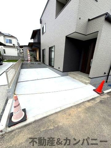 余戸東2丁目の新築のおうち1号棟　新築建売住宅　松山市余戸東２丁目新築戸建の駐車場|車をお持ちの方に嬉しい駐車場付きの物件です