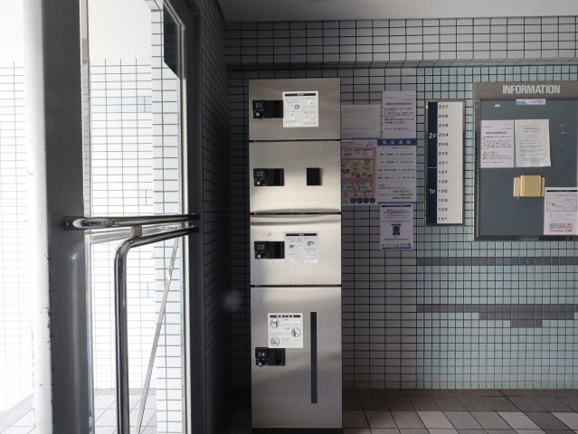 アルファ西古松のその他共用部分|外出時も安心の宅配ボックスを完備しています。
