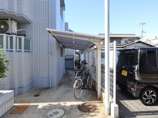 アルファ西古松のその他共用部分|屋根付きで安心して使える駐輪場です