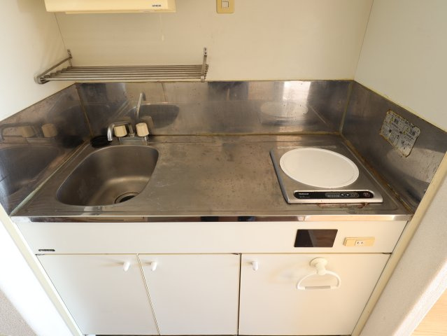 アルファ西古松のキッチン|シンクと1口IHを備えた、コンパクトなキッチンです。