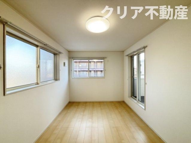 【洋室】 | 前橋市国領町　中古住宅 | 東側はすりガラスなのでお隣さんの視線が気になりますん♪