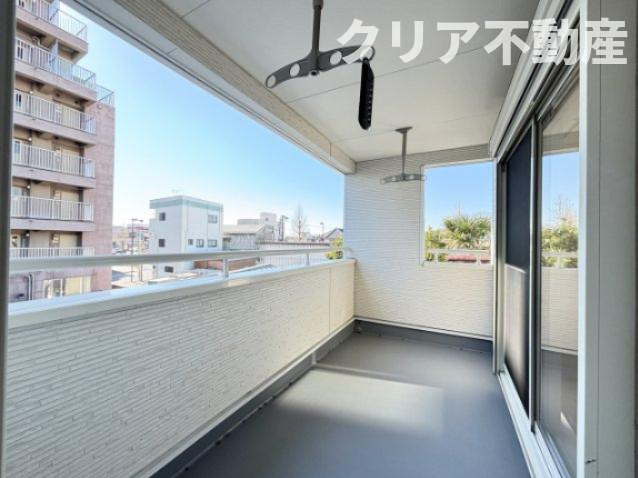 【バルコニー】 | 前橋市国領町　中古住宅 | バルコニーは東側の洋室と西側の寝室の２部屋からアクセス可能です。