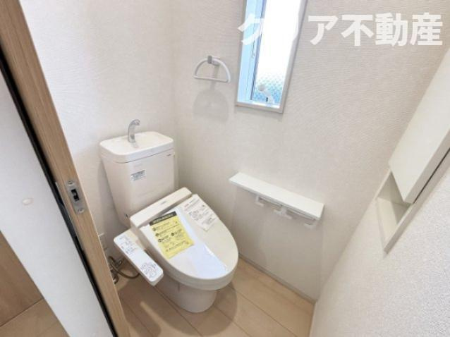 【トイレ】 | 前橋市国領町　中古住宅 | 2階のトイレも収納付き！上部には棚もあります。