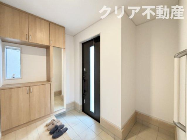 【玄関】 | 前橋市国領町　中古住宅 | シューズクローク付きなのでベビーカーやゴルフバッグの置き場も確保できます。