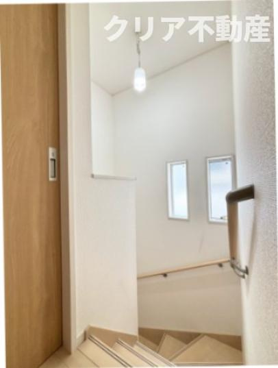【内装】 | 前橋市国領町　中古住宅 | 照明付き・窓付きで明るい廊下♪