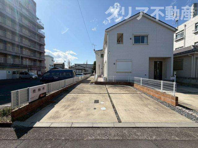 【駐車場】 | 前橋市国領町　中古住宅 | 駐車場は広々２台！並列駐車可能です。