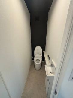 【トイレ】 | 東区戸坂山根2丁目（JR戸坂駅徒歩８分！）限定1棟【P４台可】 | シンプルなデザインはお掃除やしやすく衛生的。温水洗浄便座付き　トイレ×２
