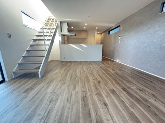 【居間・リビング】 | 東区戸坂山根2丁目（JR戸坂駅徒歩８分！）限定1棟【P４台可】 | 18.9帖リビング☆対面式のキッチンでリビングが見渡せるので、お子様やご家族の様子が見えて安心です♪