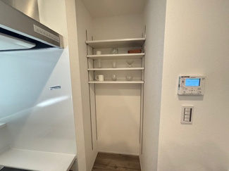 【キッチン】 | 東区戸坂山根2丁目（JR戸坂駅徒歩８分！）限定1棟【P４台可】 | キッチンにつながるパントリー☆買い置きもきちんと収納できて経済的☆
