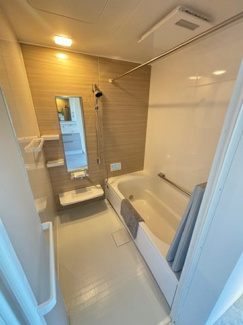 【浴室】 | 東区戸坂山根2丁目（JR戸坂駅徒歩８分！）限定1棟【P４台可】 | ゆったりした浴槽は、足を伸ばしてゆったり湯船につかることができます。
浴室換気乾燥機付きで雨や夜のお洗濯にも大活躍♪