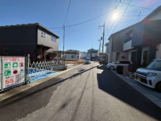 京都市伏見区羽束師鴨川町の前面道路含む現地写真|小学校まで徒歩約9分。
お子様の通学も安心の住環境です。