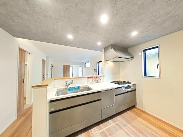 岡山市南区泉田1丁目2期1号棟のキッチン|キッチンは対面式になっており、パントリーもございます。