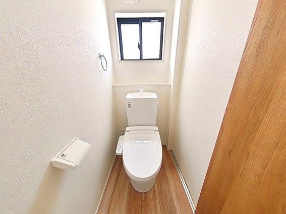 岡山市南区泉田1丁目2期1号棟のトイレ|トイレには小窓も付いております。