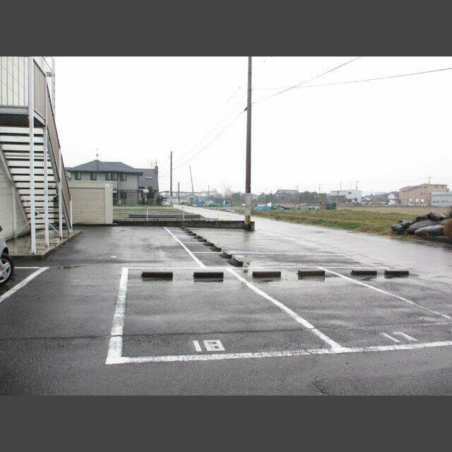 ウッドワン1番館の駐車場