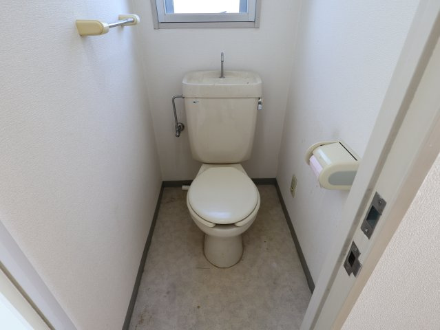 アルファ西古松のトイレ|トイレの写真になります。小窓も付いております。