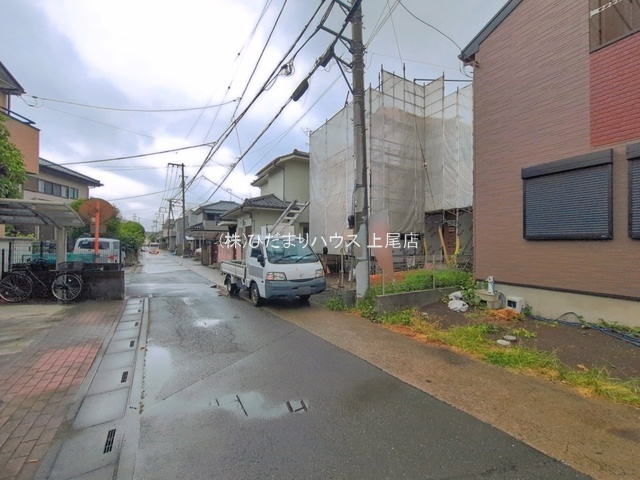 上尾市東町5期　新築戸建　LIGARE01の前面道路含む現地写真