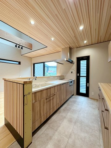 安佐北区深川7丁目 No.12のキッチン|タカラスタンダードのシステムキッチン☆
人造大理石天板でIH横にはマグネットパネルを設置。
作業スペースにコンセントも設け使いやすさを考えて設計されています。