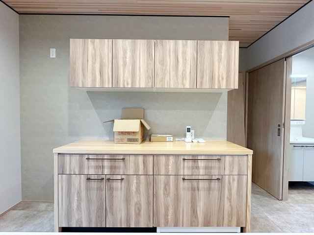 安佐北区深川7丁目 No.12のキッチン|おしゃれな食器棚☆
既設の食器棚は地震にも強く転倒の心配もありません。
一般的な物より奥行きを広く取ることにより大きな家電もスッキリ置けるように作られています。