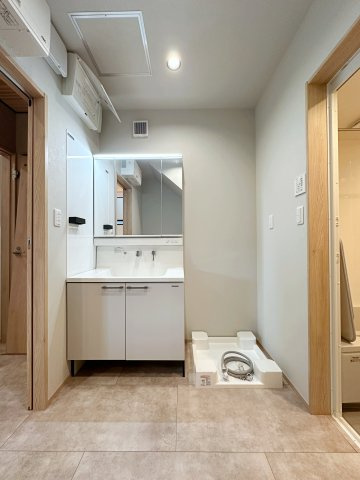 安佐北区深川7丁目 No.12の洗面所|シャワー付き洗面化粧台☆
三面鏡タイプで背面には収納スペースもあるため着替えやタオル、お風呂用品の収納にも困りません♪
サイドパネルはホーロー素材で汚れを防ぐだけでなくマグネット収納も使えます♪